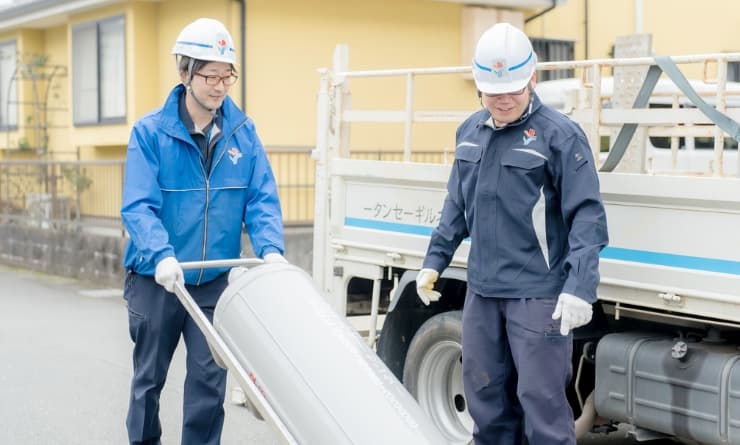 先輩に同行し、一般家庭への配送業務を学ぶ